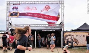 Das »Summer Breeze« bei Dinkelsbühl ist das größte Metal-Festival Süddeutschlands. Während Geistliche in den vergangenen Jahren vor dem »dämonischen Einfluss« des Musik-Events warnten, baut der evangelische Pfarrer Michael Wolf und sein Team ein Zelt auf.