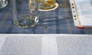 Mit Martin Luther im Biergarten – einen Katzensprung vom Starnberger Hafen: Doch beim Philosophieren über die menschliche Willensfreiheit gewinnt heute nicht der Reformator, sondern Erasmus von Rotterdam.