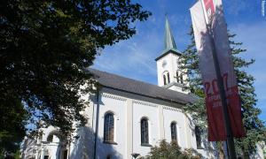Bis 1979 war sie namenlos und einfach »nur« die evangelische Kirche: Die Starnberger Friedenskirche wird im August 2017 125 Jahre alt.