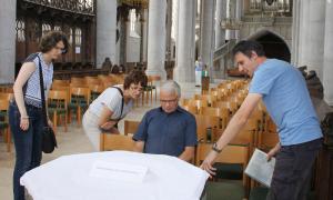 Zwischenstopp am Taufstein: Kirchenführer Markus Holzner (re.) erläutert der Familie Kohl aus Hessen die Besonderheiten der Kirche. 