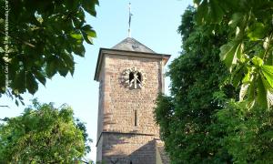 Der Turm der Jakobskirche in Herxheim am Berg, in dem eine »Hitlerglocke« schlägt.