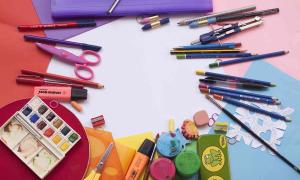 Schulanfang: Stifte, Schere, Kleber in Regenbogenfarben