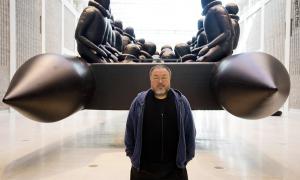 »Das Flüchtlingsboot«: der Künstler Ai Weiwei vor einem seiner jüngsten Werke.