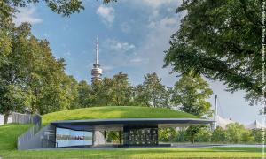 Der Gedenkort als »Einschnitt« im Münchner Olympiapark für die Opfer von 1972.