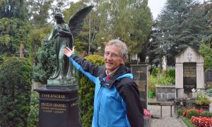 Erwin Stier bei seinem Lieblingsgrab auf dem Augsburger Friedhof.
