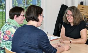 Beratungsgespräch der Epilepsie-Beratung mit Barbara Eberle (re.)