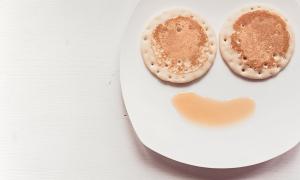 Sonntag Frühstück Teller mit Pfannkuchen