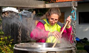Diakonie-Chefin Indra Baier-Müller beim Bierbrauen