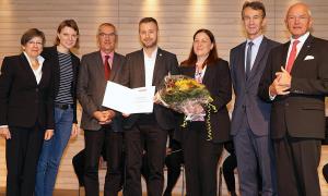 Preisverleihung in Sonnefeld: von links Regierungspräsidentin Heidrun Piwernetz, MdB Emmi Zeulner, Wolfgang Streit, Matthias Bretfeld, Alexandra Dauer, Norbert Kern (alle Diakonisches Werk Bamberg-Forchheim) und Bezirkstagspräsident Günther Denzler.