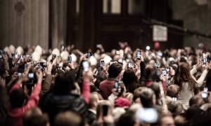 Handy im Gottesdienst - Weihnachtsmesse im Petersdom mit Papst Franziskus am Heiligen Abend 2016
