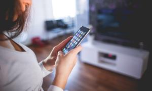 Second Screen Frau Smartphone Fernsehen