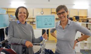 Vanessa Hadzic (links) und Katrin Ritter von der Kleiderkammer.