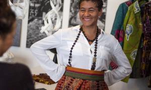 Dirndl à l’africaine aus dem Münchner Glockenbachviertel: Rahmée Wetterich mit einer »Noh Nee«-Dirndlschürze.