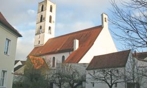 Die evangelische Christuskirche liegt nur einen Steinwurf entfernt von der historischen und heute wieder allein katholischen Stadtpfarrkirche im Herzen von Sulzbach.