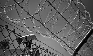 Pressefreiheit Stacheldrahtzaun Kamera Beobachtung
