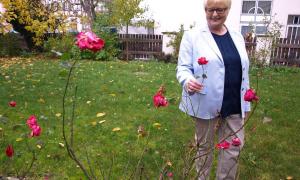 Ursula Brecht in ihrem neuen Garten