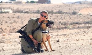Mira Härtl aus München und ihre Hündin Abie auf der israelischen Luftwaffenbasis, auf der sie gemeinsam Dienst tun.