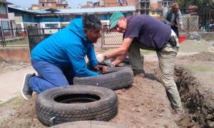 Gerhard Liwanetz (rechts) mit dem Leiter der nepalesischen Hilfsorganisation »Faith« bei der Arbeit an einem Kinderspielplatz.
