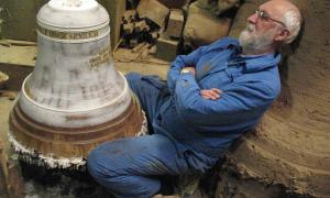 Glockenkünstler Günter Niekel betrachtet die fertig gesetzte Glocke.
