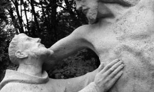 Statue eines Heiligen der seine Hände nach Jesus streckt 