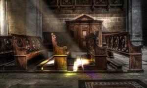 kirchlicher Innenraum mit Lichtstrahlen 