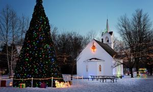 Weihnachtsbaum Kirche Schnee