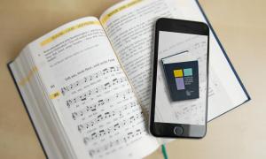 Auf dem Weg zur Gesangbuch-App: Gesangbuch mit Smartphone.