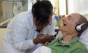 »Music & Memory - Lieblingslieder auf dem iPod aktivieren Erinnerungen und senken den Stresslevel bei Demenzpatienten.
