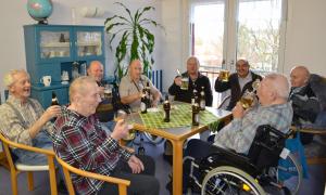 Der Stammtisch »Alte Knochen« pflegt ein Stück Wirtshaustradition im Seniorenheim.