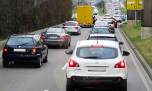 Autoabgase verpesten die Luft.