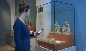 Besucherin im Germanischen Nationalmuseum