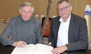 Alois Glück beim Eintrag ins Dekanatsbuch. Rechts: Dekan Bub.
