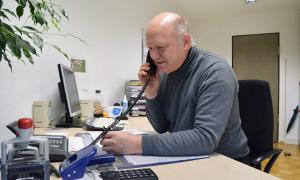 Leiter Franz Schütz am Telefon der ökumenischen Telefonseelsorge Augsburg