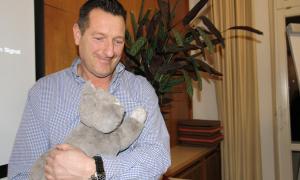 Altenbetreuer Rainer Sampöck mit einer RoboCat.