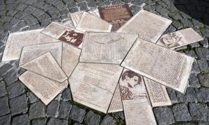 Vor dem Hauptgebäude der Münchner Ludwig-Maximilians-Universität erinnert diese Installation im Boden an die »Weiße Rose« und ihre Flugblätter, die sie in den Lichthof des Gebäudes fallen ließen.