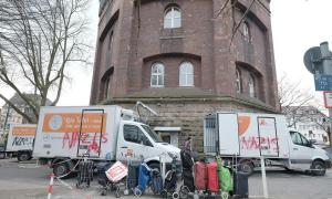Die »Tafel« im Essener Wasserturm, davor Lieferfahrzeuge des Lebensmittelverteilers, die Unbekannte Ende Februar 2018 mit mit den Worten »Nazis« und »Fuck Nazis« beschmiert haben.