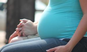 Die fachmännische Unterstützung durch eine Hebamme ist für schwangere Frauen sehr hilfreich.