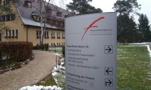 Wegweiser beim FrauenWerk Stein