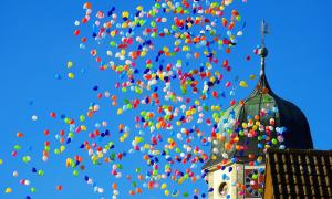 Fasching Luftballons Kirchturm