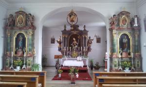 Innenraum der Katholischen Kirche St. Valentin in Gerlhausen in Oberbayern.