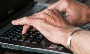 Wie können Senioren sicherer im Internet surfen?