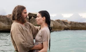 Jesus (Joaquin Phoenix) tauft Maria Magdalena (Rooney Mara).