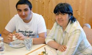 Ashot A. mit seiner Mutter Gayane im Mai 2015