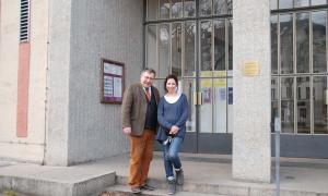 Pfarrer und Vertrauensfrau vor der Matthäuskirche.