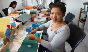 Thailändische Frauen bei der Arbeit, unterstützt von der Hilfsorganisation Global Micro Initiative