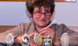 Barbara Neuhaus fräst Ostereier mit dem Zahnarztbohrer.