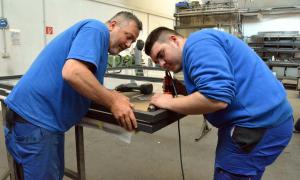 Hasan mit Meister in der "Jungen Werkstatt" Augsburg