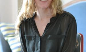 "Wir wollen nicht möglichst viel Geld scheffeln, nur um einen riesigen Kredit abzubezahlen. Da verbringen wir lieber mehr Zeit als Familie", sagt die Münchnerin Miriam Wolf. Deshalb ist sie mit ihrer Familie auf der Suche nach einer alternativen Wohnform.