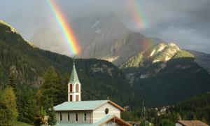 Regenbogen Kirche Berge