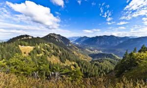 Blick über die Ammergauer Alpen und das Graswangtal in Richtung Ettal.